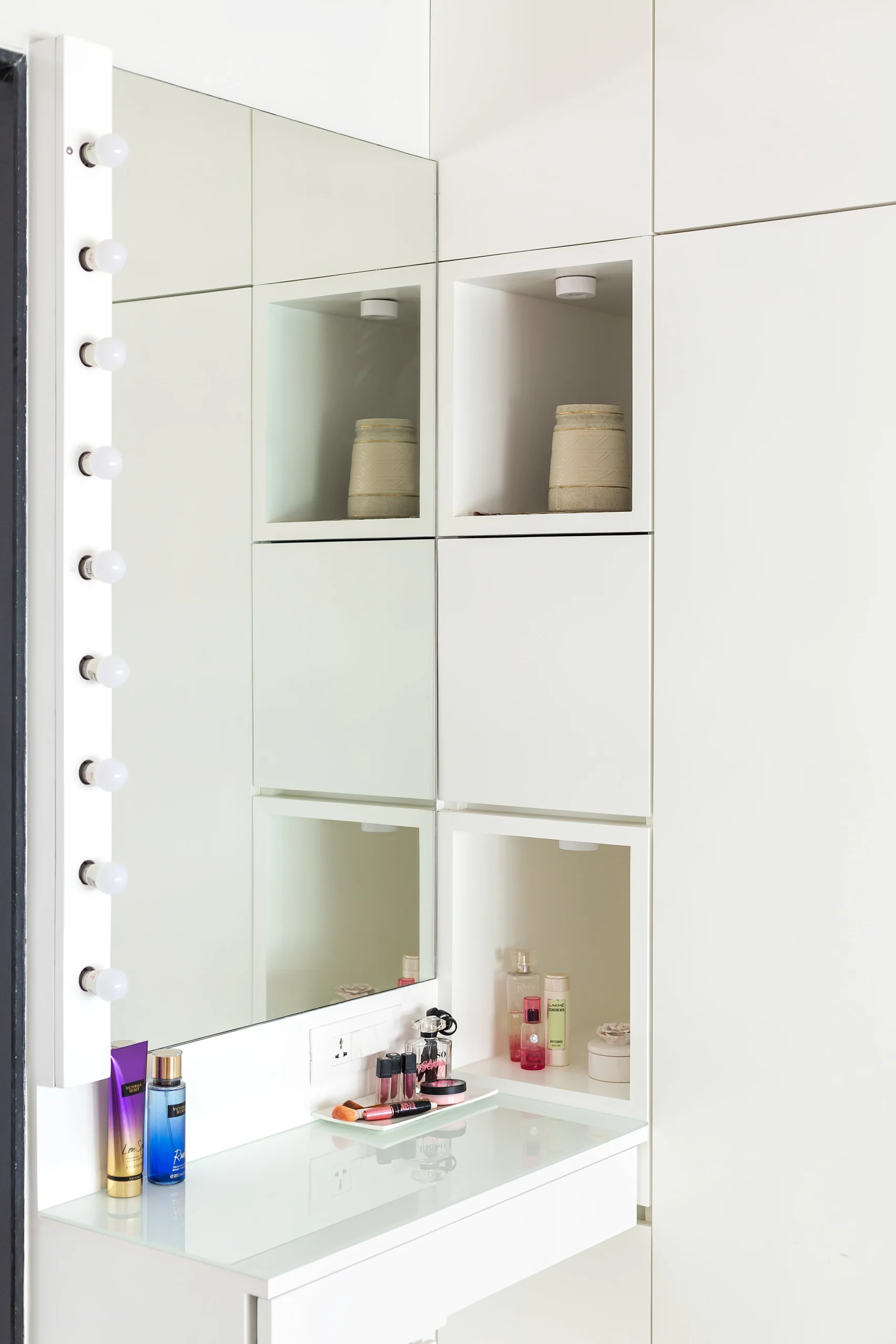 mewada concept- dressing table